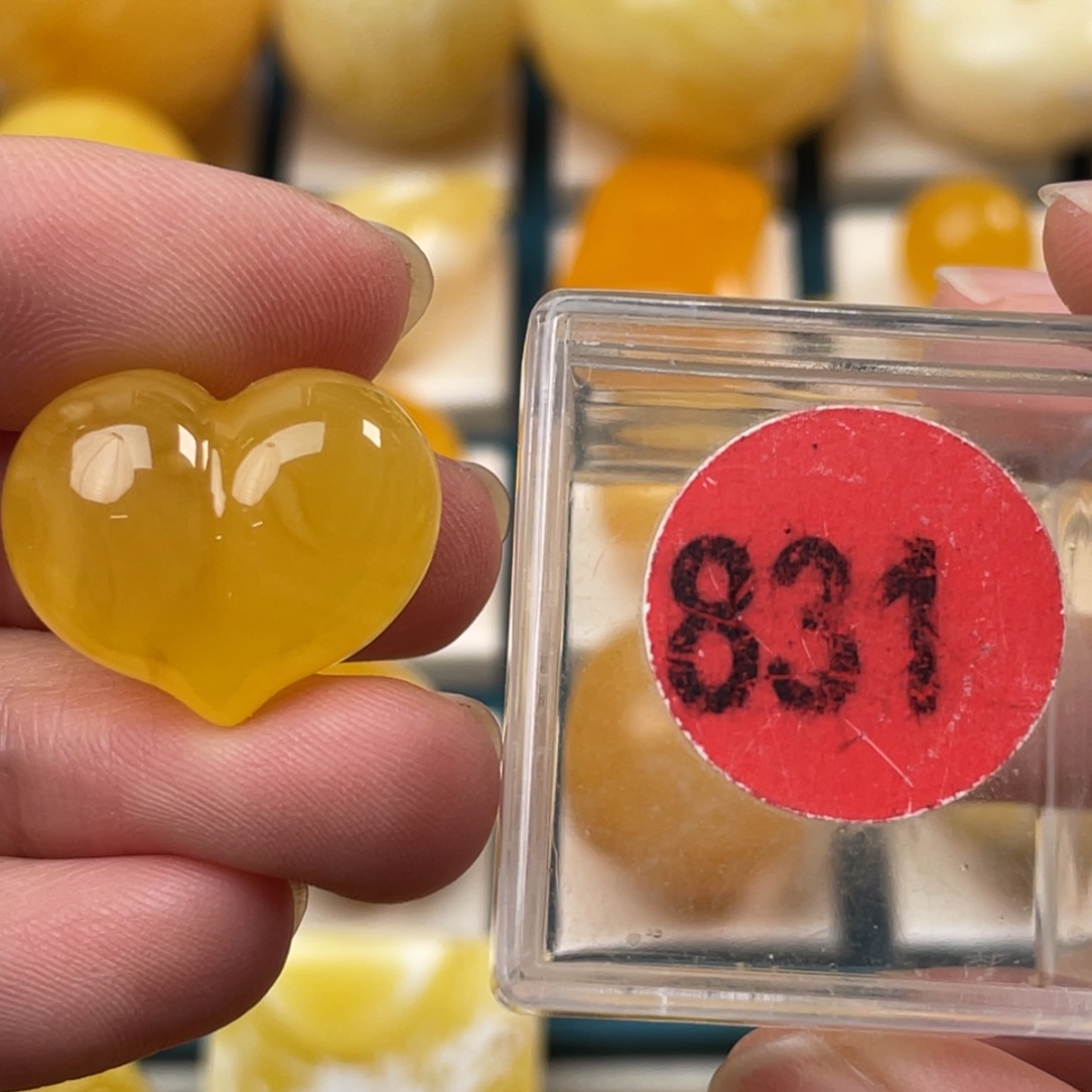 蜜蜡未镶嵌珠宝奇石