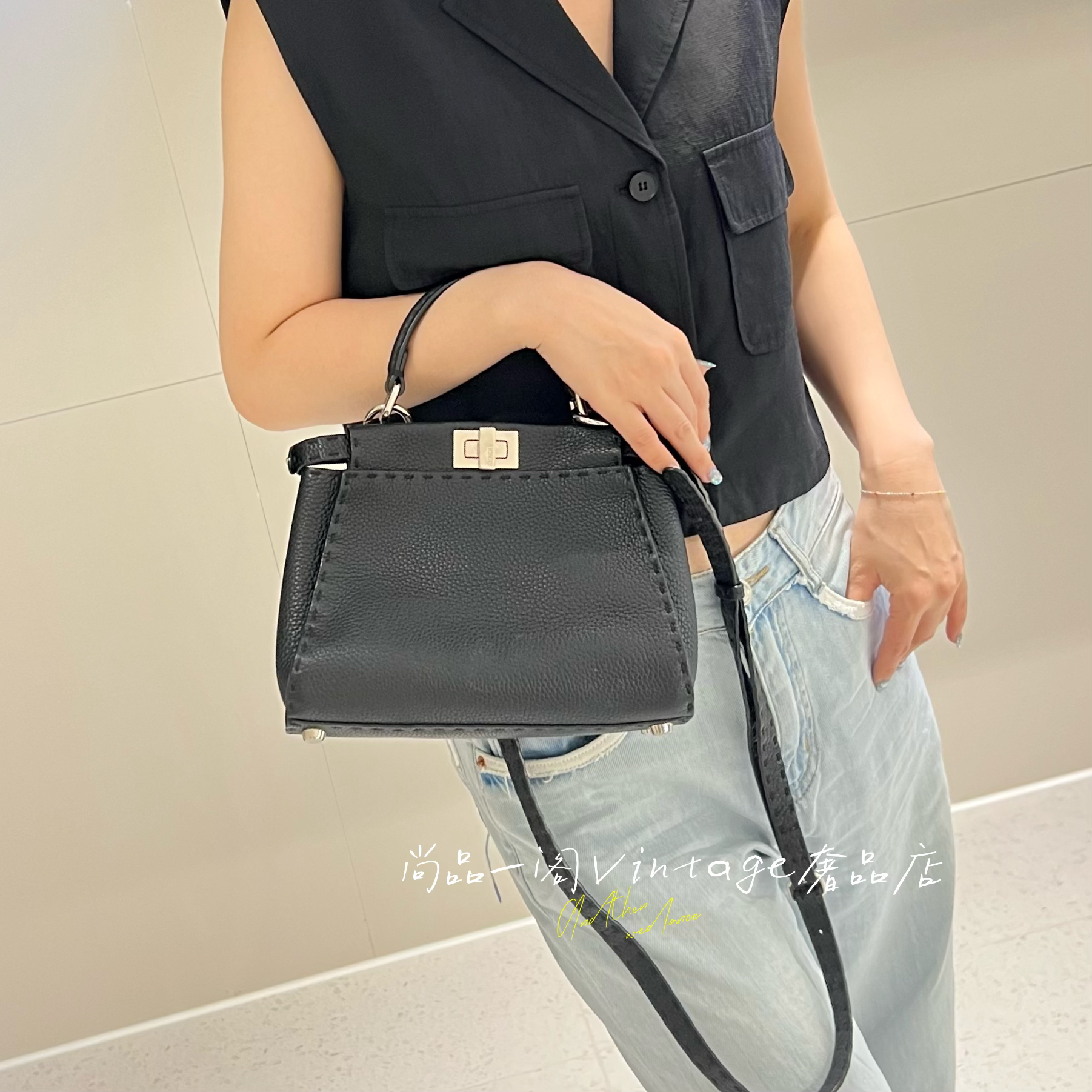95新 FENDI/芬迪 尚品一阁/黑色Peekaboo小号黑色外缝牛皮斜挎包