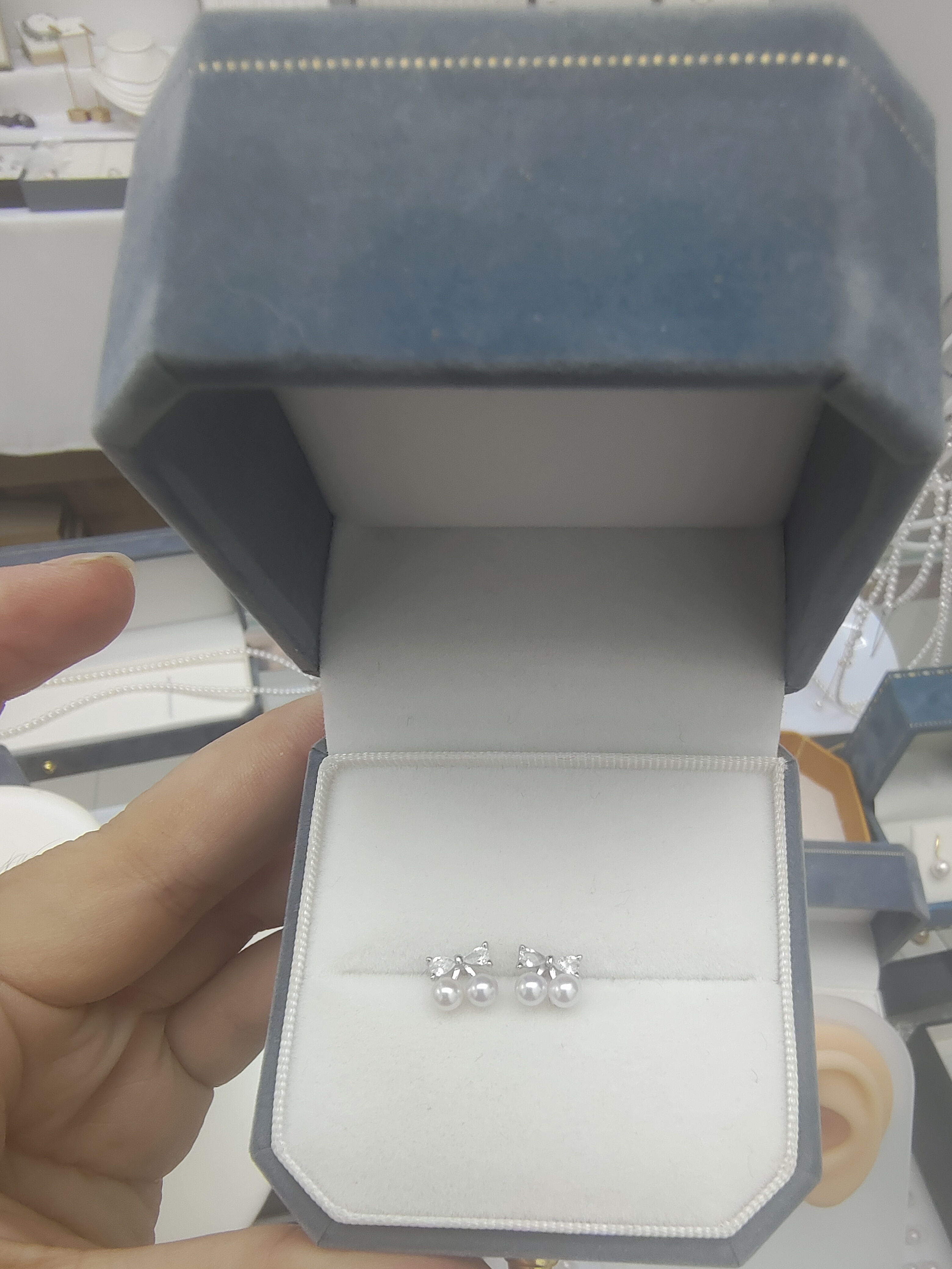 极光淡水蝴蝶樱桃3-4点位珍珠耳钉，精致优雅