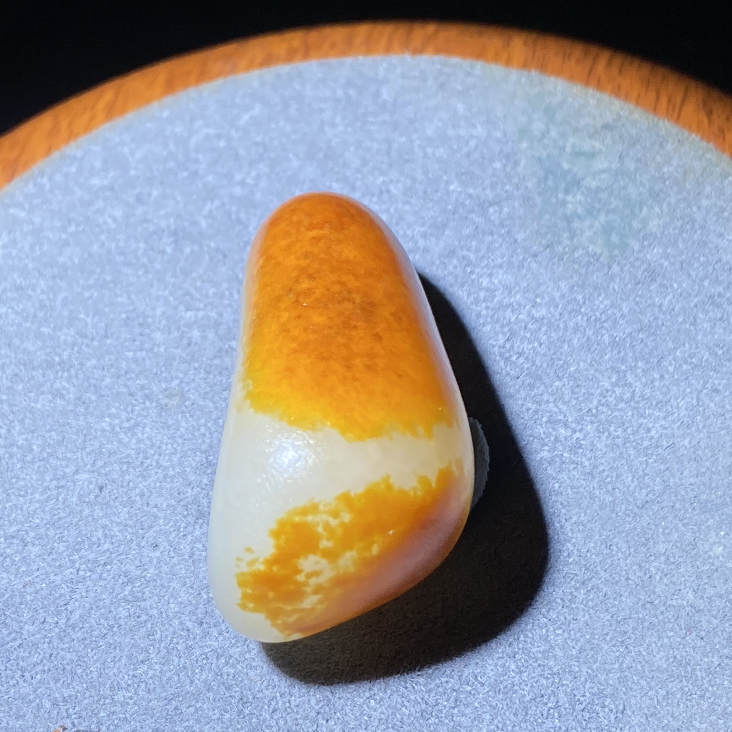 新疆和田玉。红皮白肉。原石小挂件