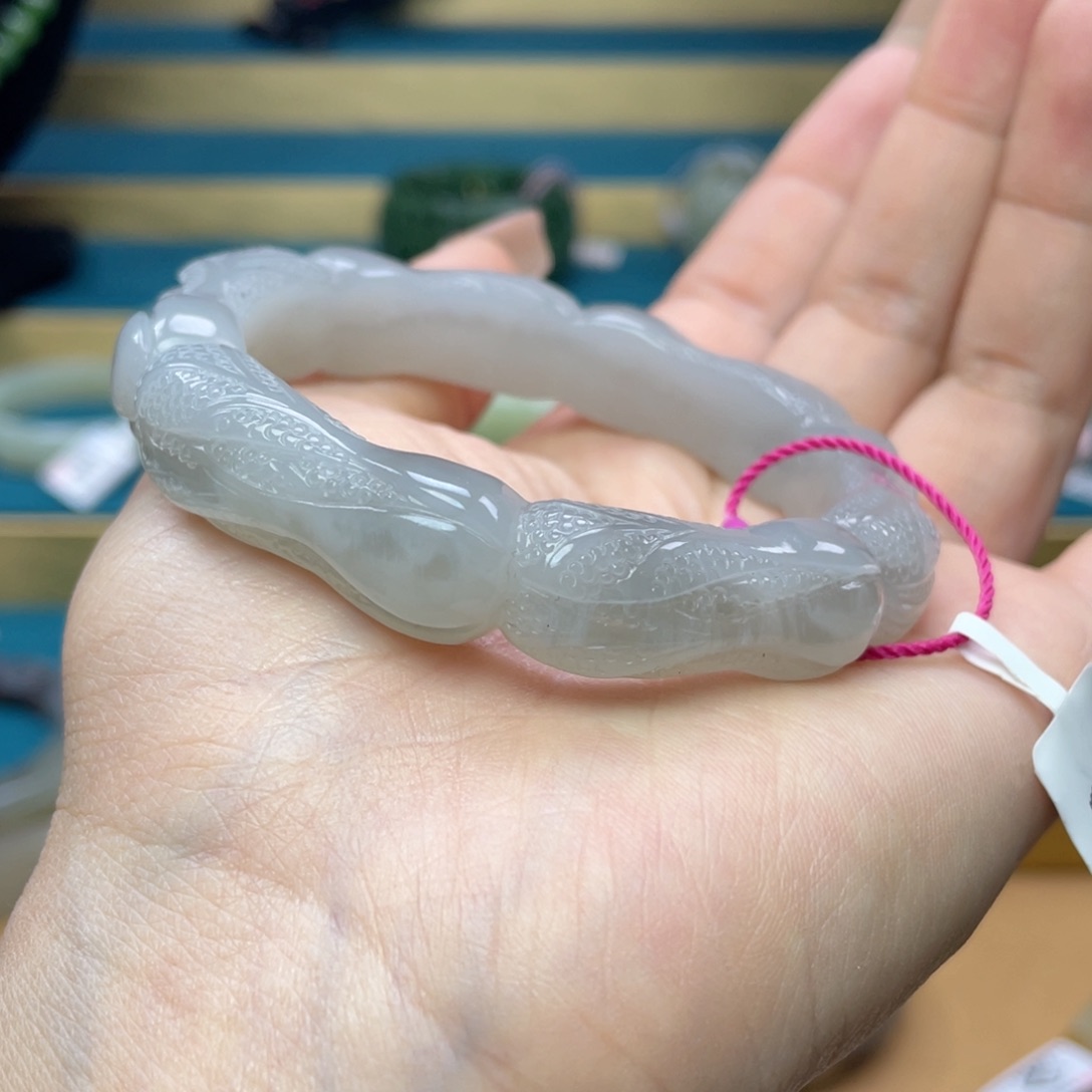 和田玉手镯56+圈口。编号102未镶嵌