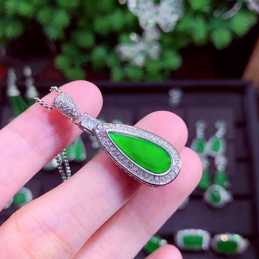 颈饰未镶嵌翡翠天然