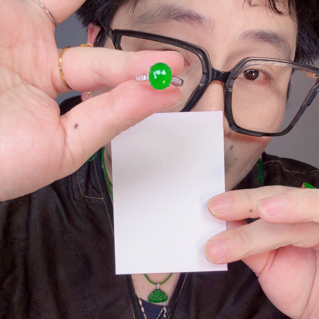翡翠未镶嵌颈饰一件