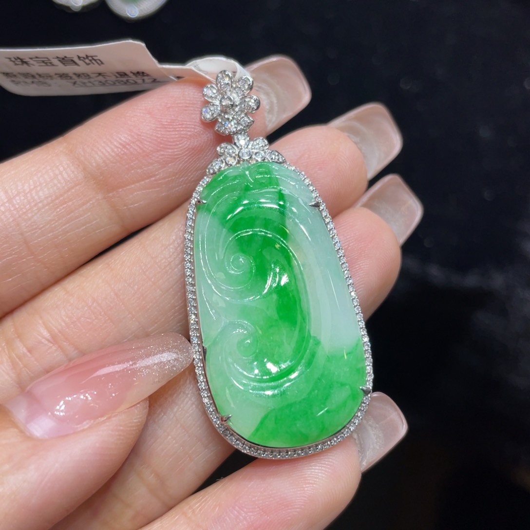 翡翠颈饰18K金镶嵌天然缅甸翡翠