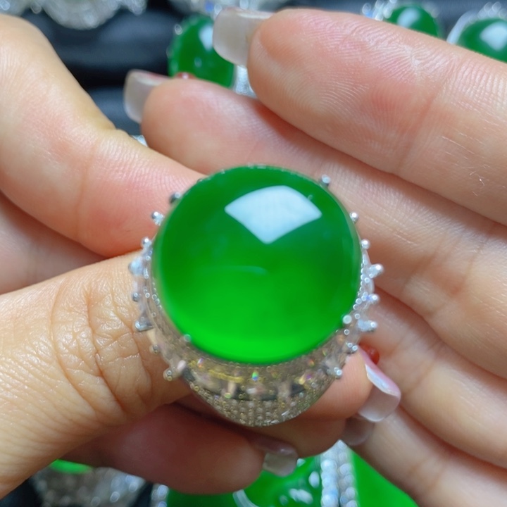 翡翠挂件未镶嵌蛋面