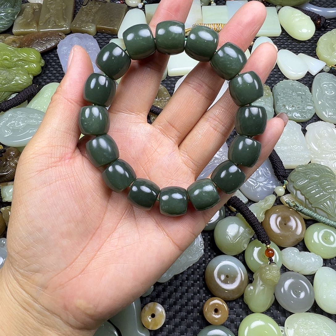 和田玉未镶嵌颈饰微瑕，买断价，不退不换，卡14