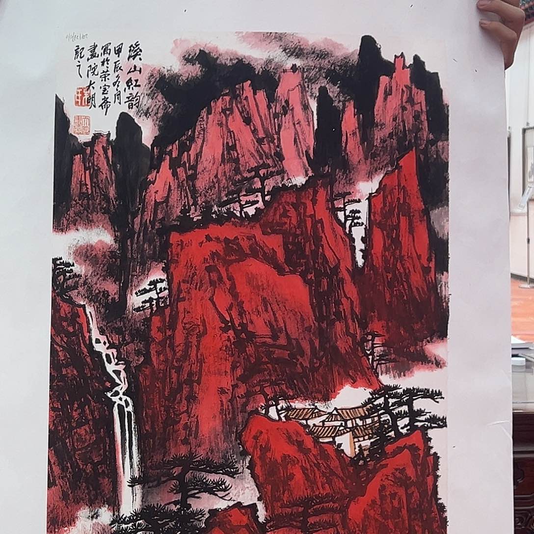 国画朱大明原作溯源带证件合影视频