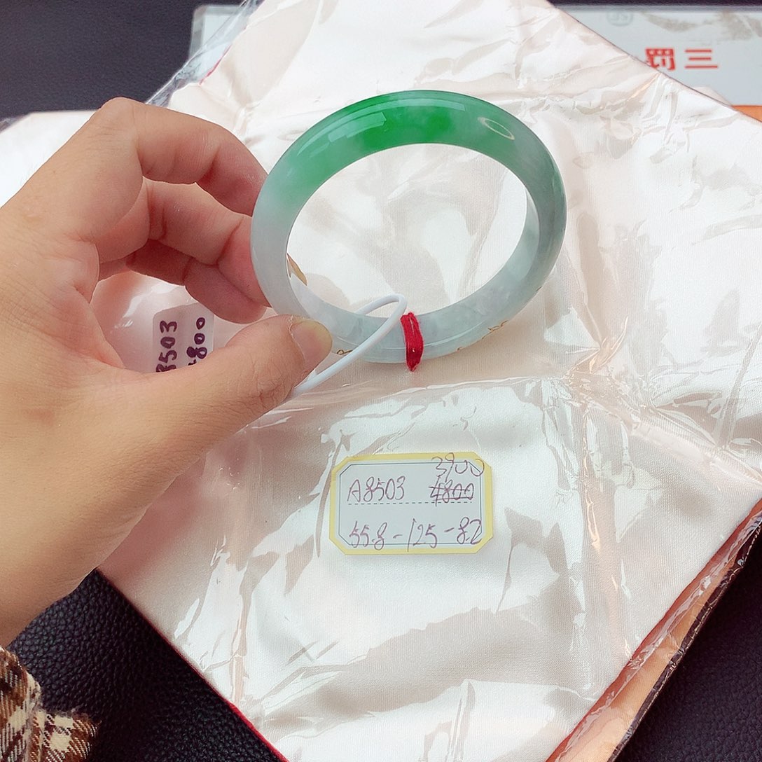 翡翠手镯未镶嵌翡翠