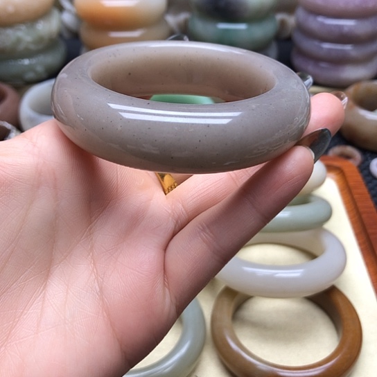 石英岩玉未镶嵌手镯