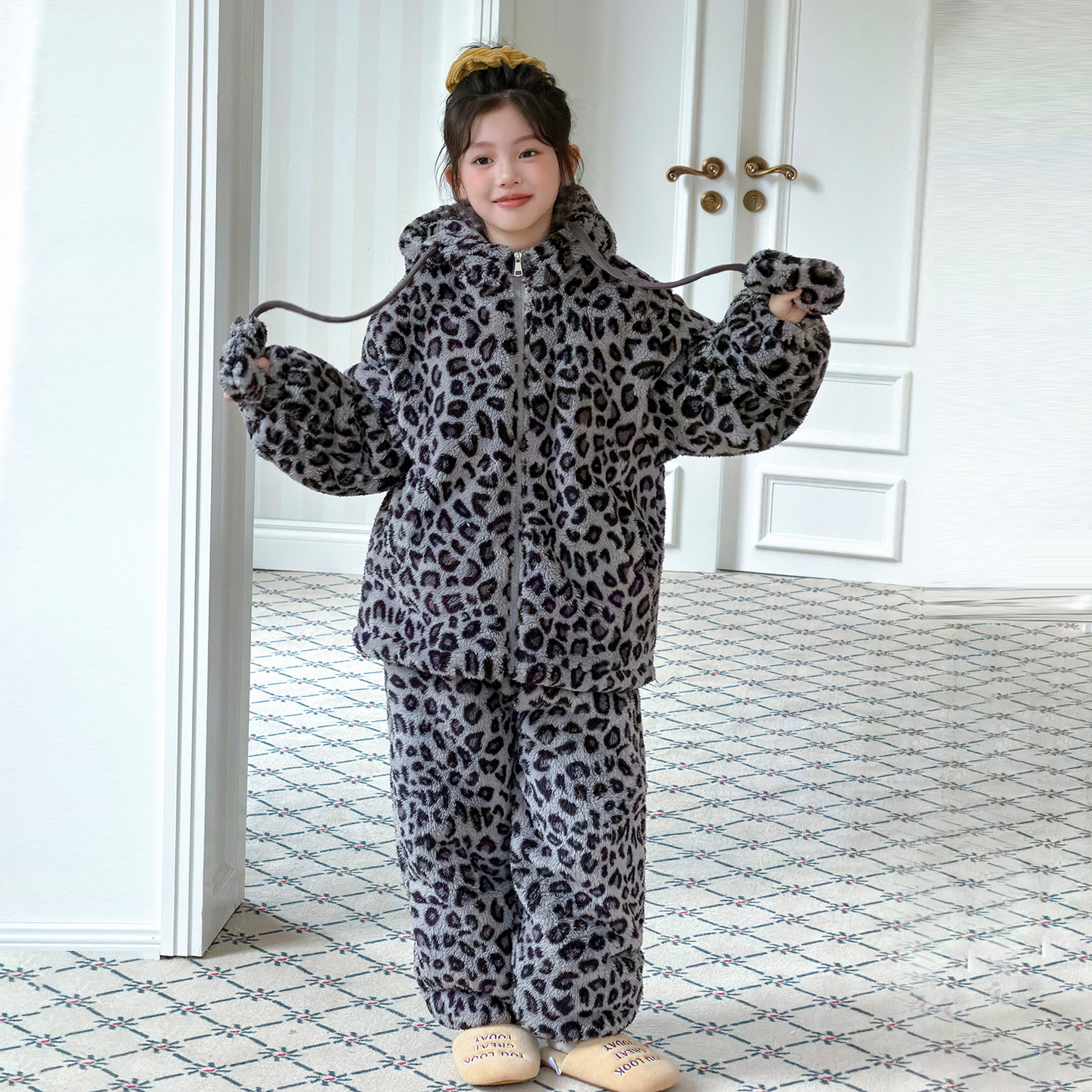 女童加厚款连帽家居服冬季儿童珊瑚绒保暖套装女孩豹纹睡衣可外穿