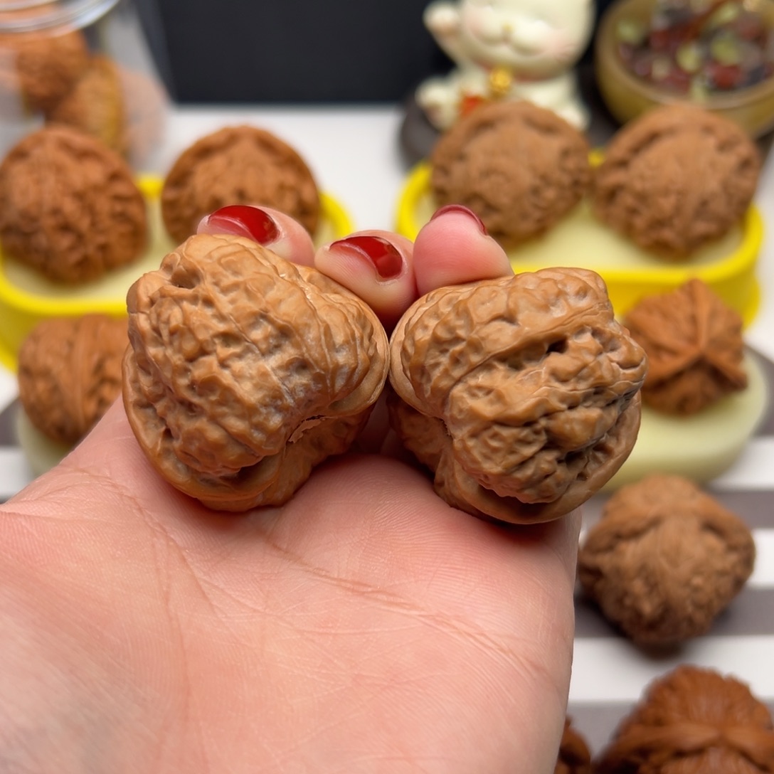 文玩核桃把件37.5红皮蛤蟆头 