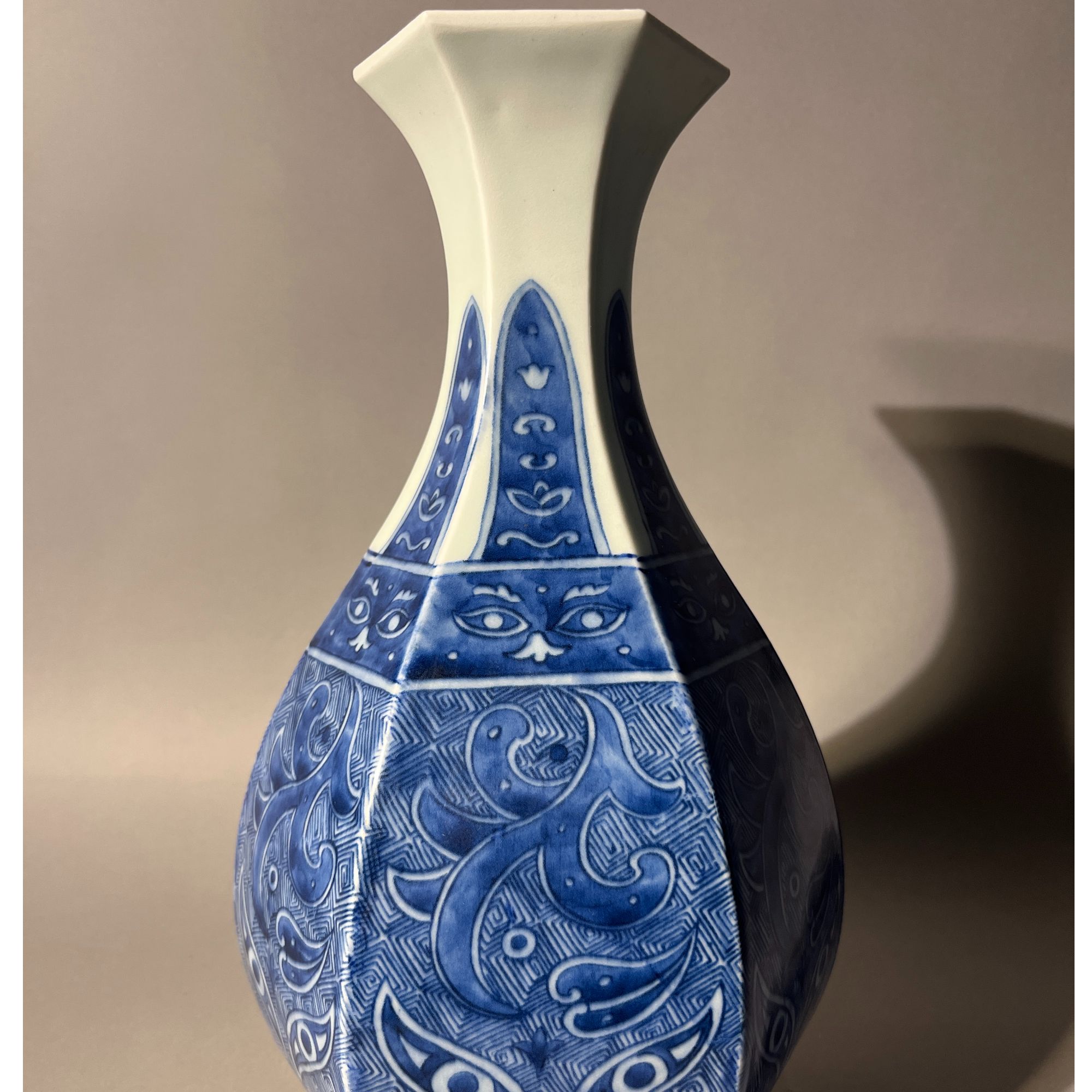 青花仿青铜纹六棱玉壶春瓶