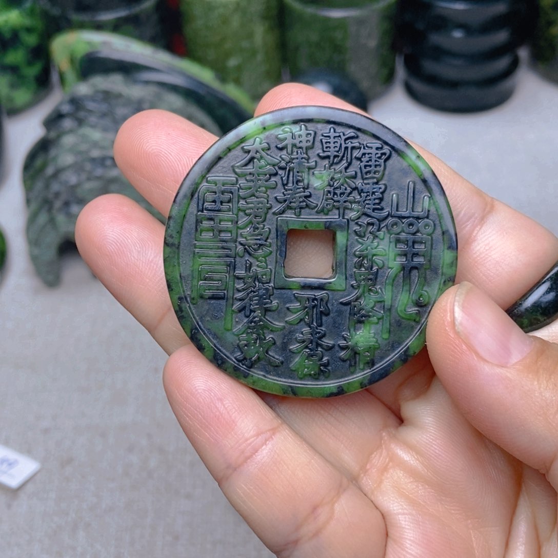 蛇纹石玉颈饰未镶嵌山鬼花牌