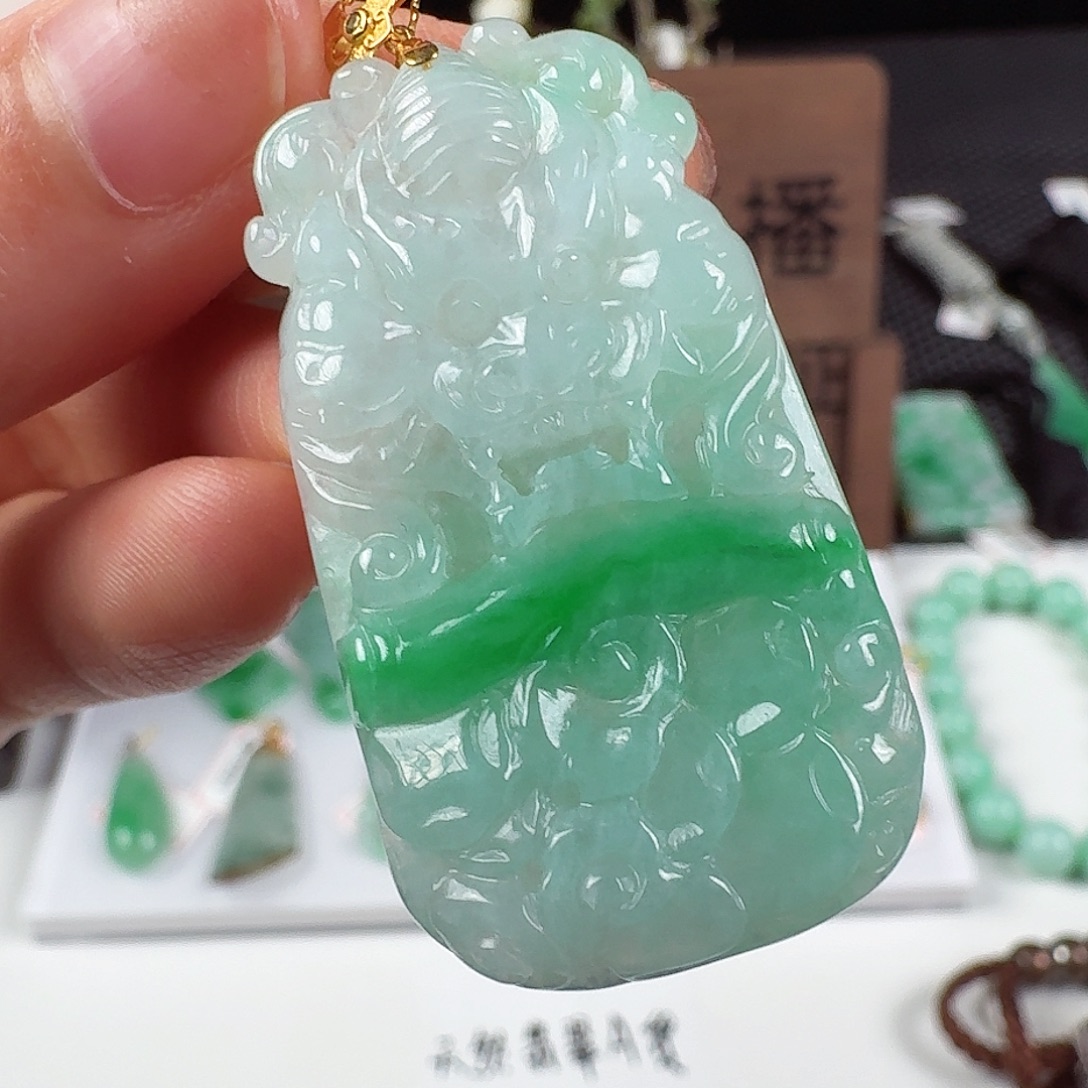 翡翠18K金镶嵌颈饰