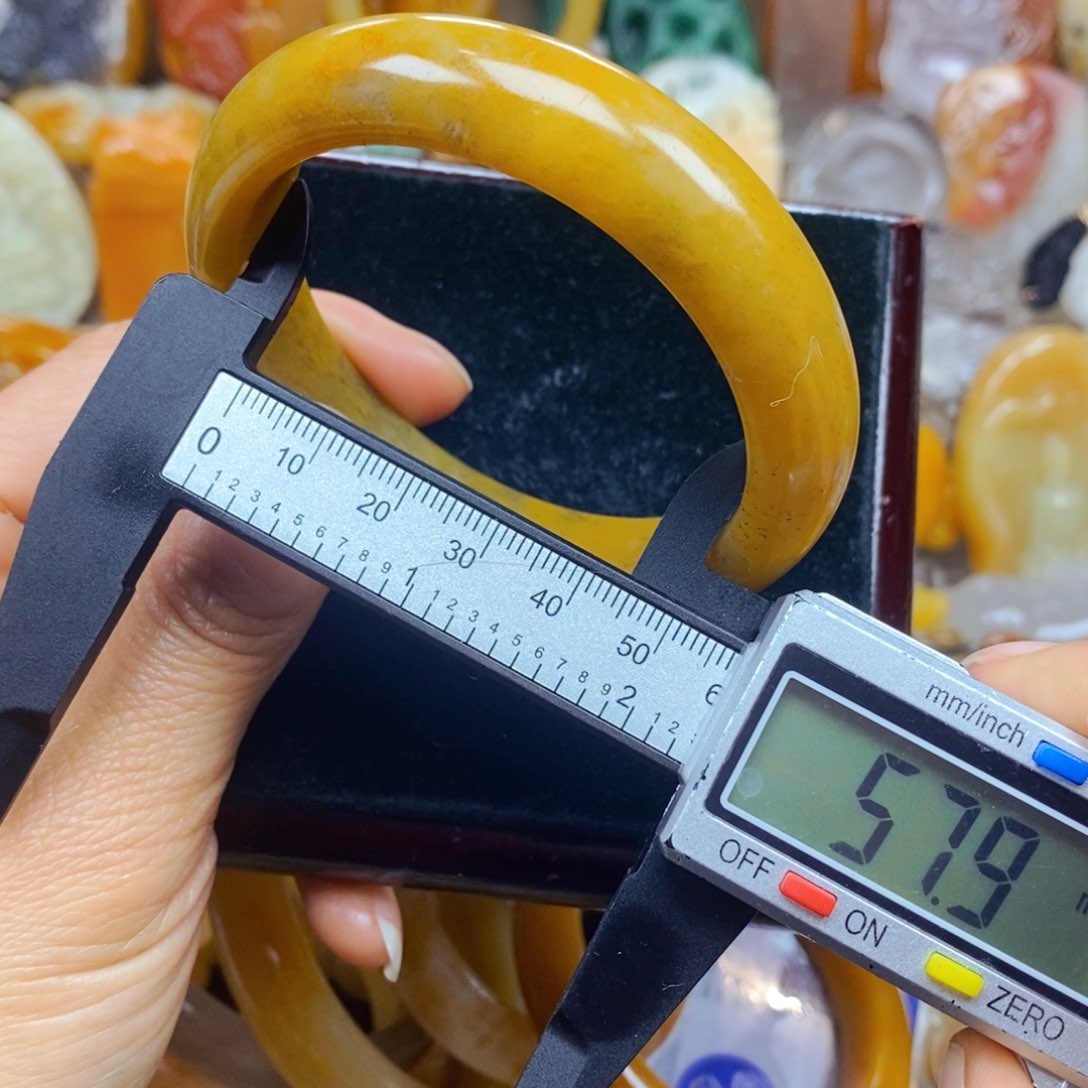 石英质玉（黄龙玉）未镶嵌颈饰