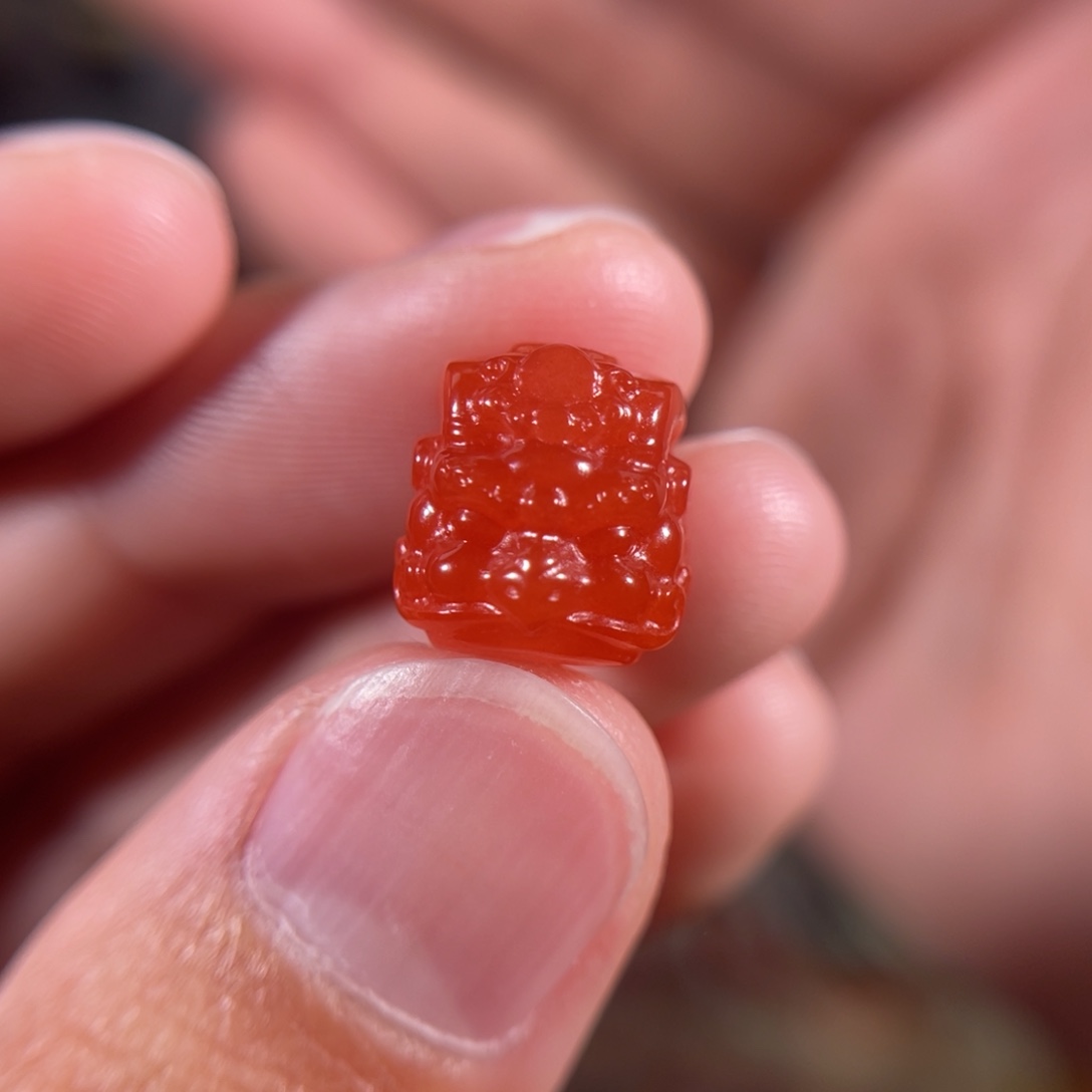 南红玛瑙大黑洞大鹏鸟11.1*10.5未镶嵌