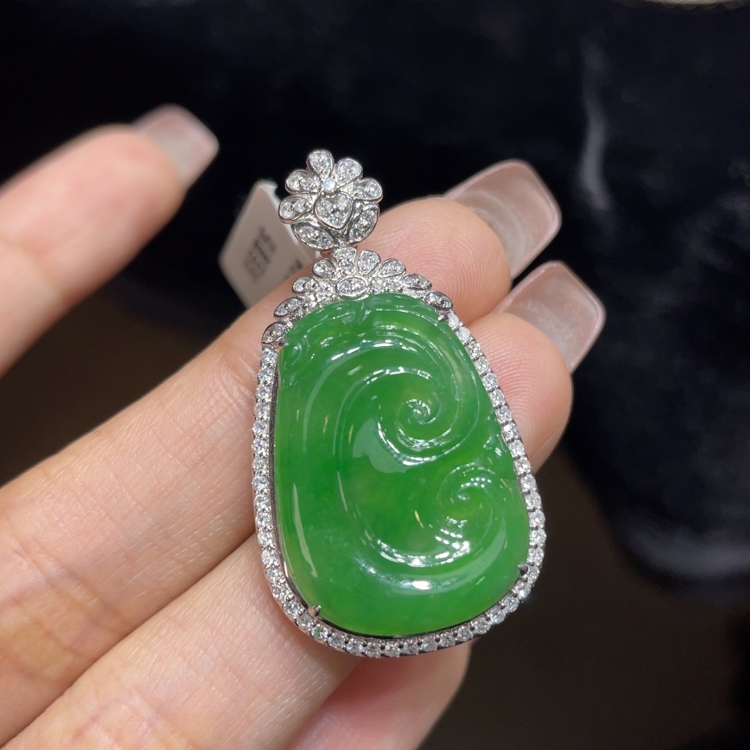 翡翠颈饰18K金镶嵌天然缅甸翡翠