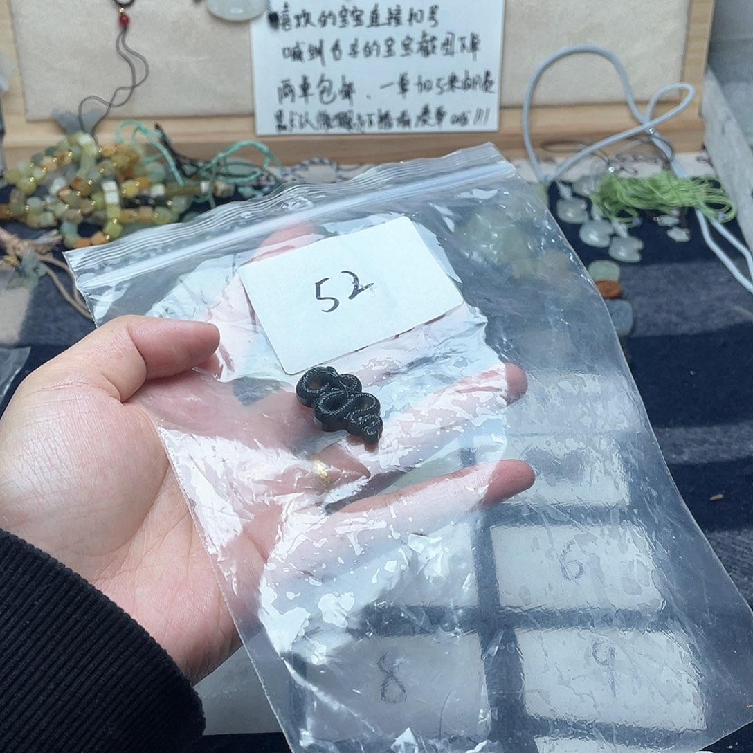 蛇纹石玉颈饰未镶嵌上**块