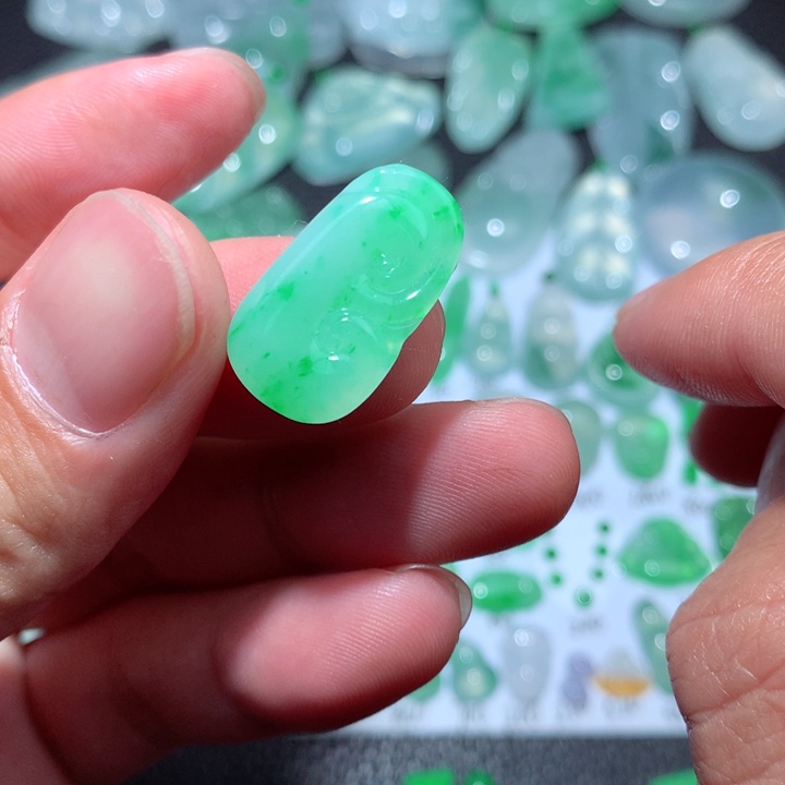 翡翠颈饰未镶嵌如意