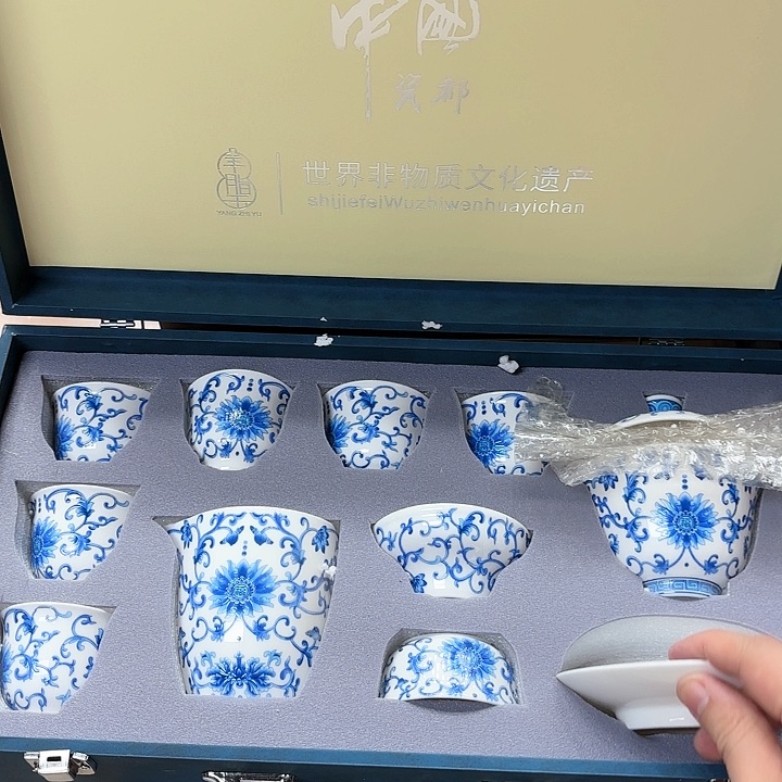 孤品茶具套装等。        