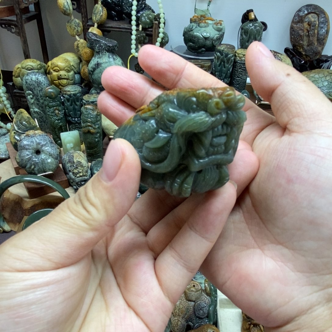 未镶嵌岫岩河磨玉（透闪石质玉）把件