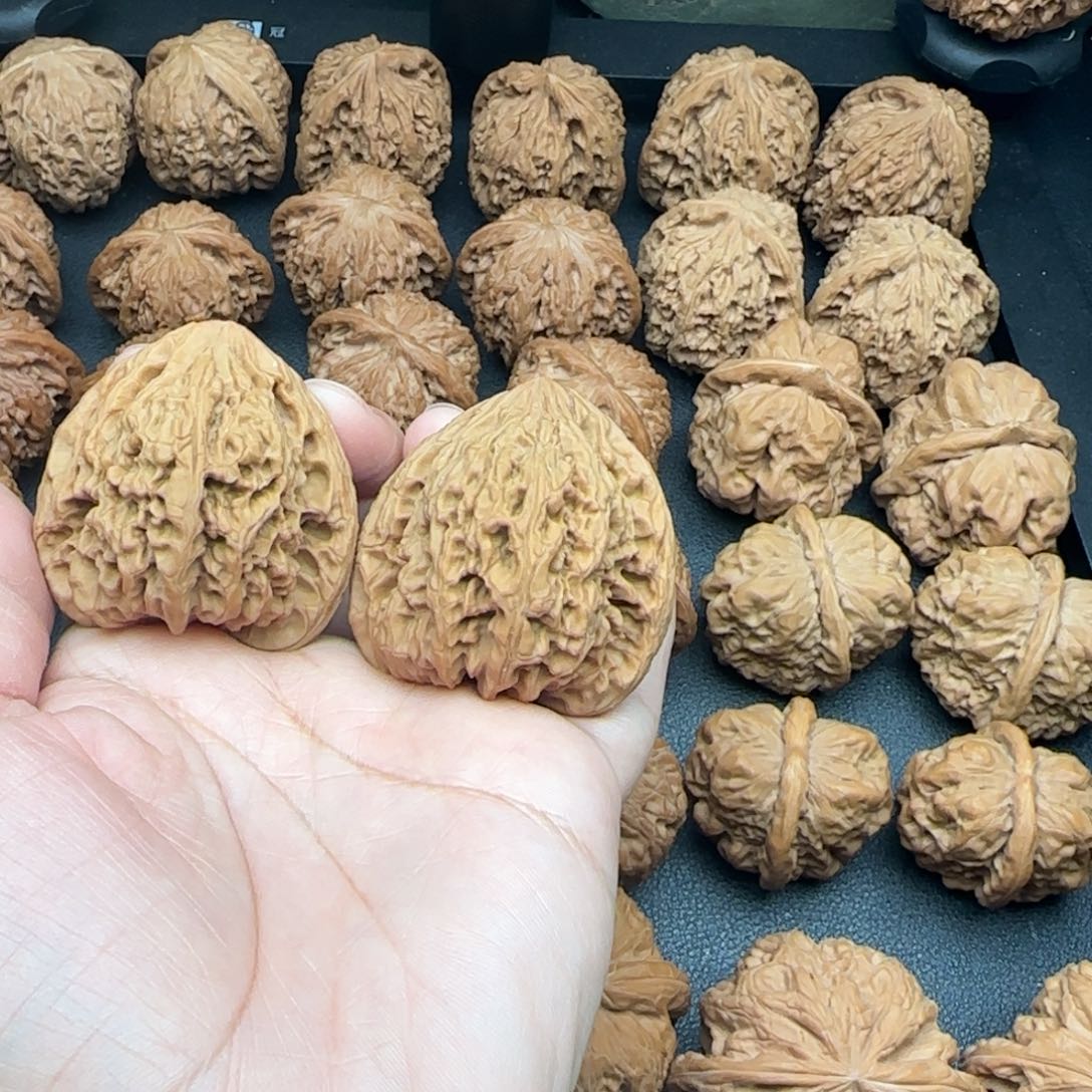 可***。45尺微瑕南疆石文玩核桃