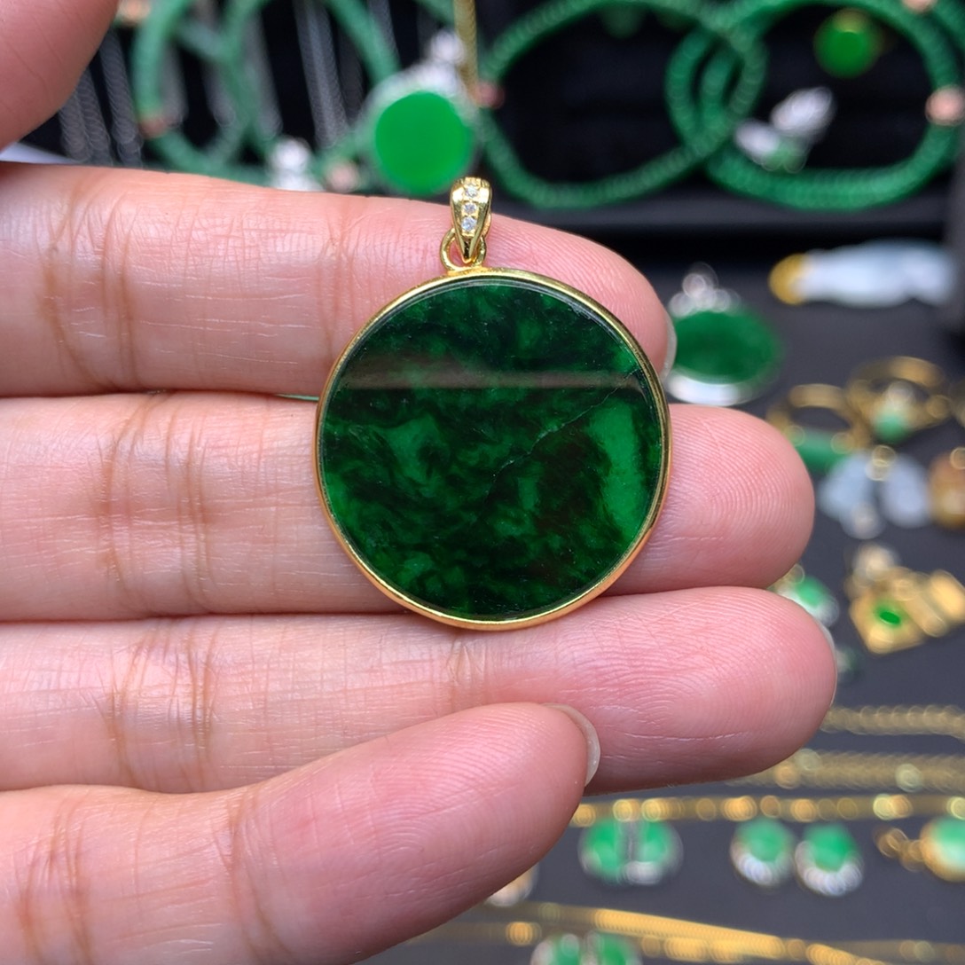 用***丽翡翠未镶嵌颈饰有纹裂