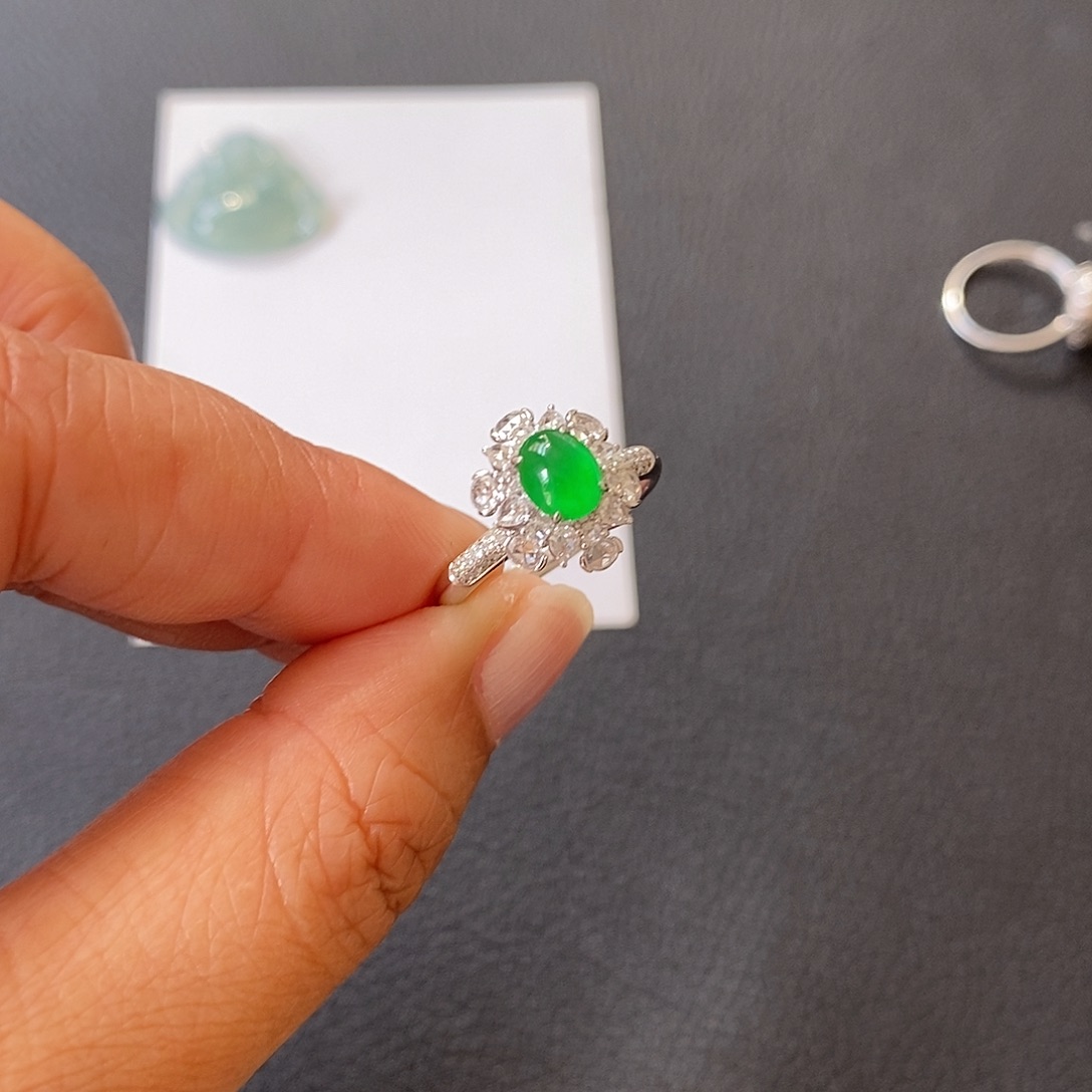 翡翠18K金镶嵌颈饰冰种阳绿蛋面戒指