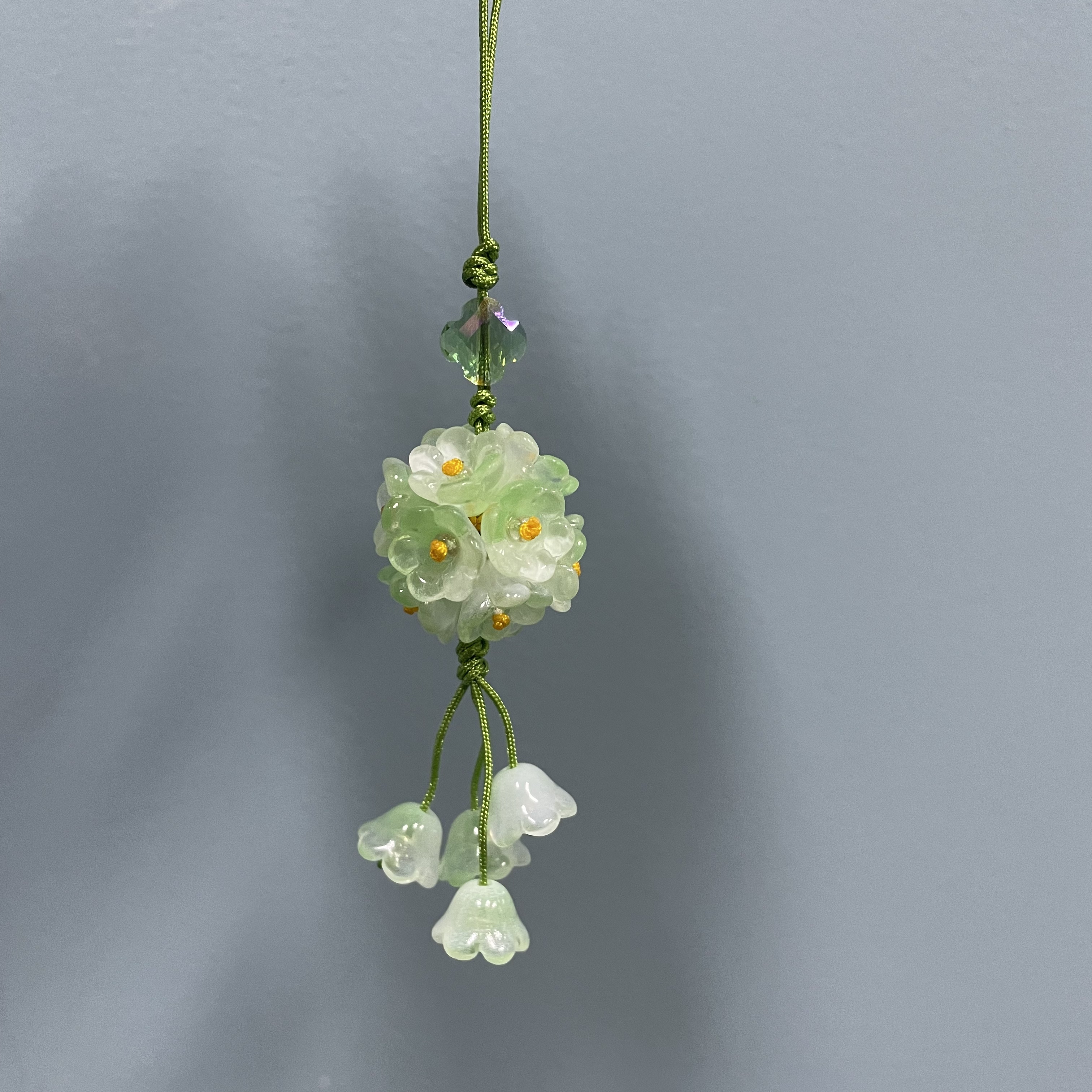 绳款淡绿色花团提溜手机坠D867