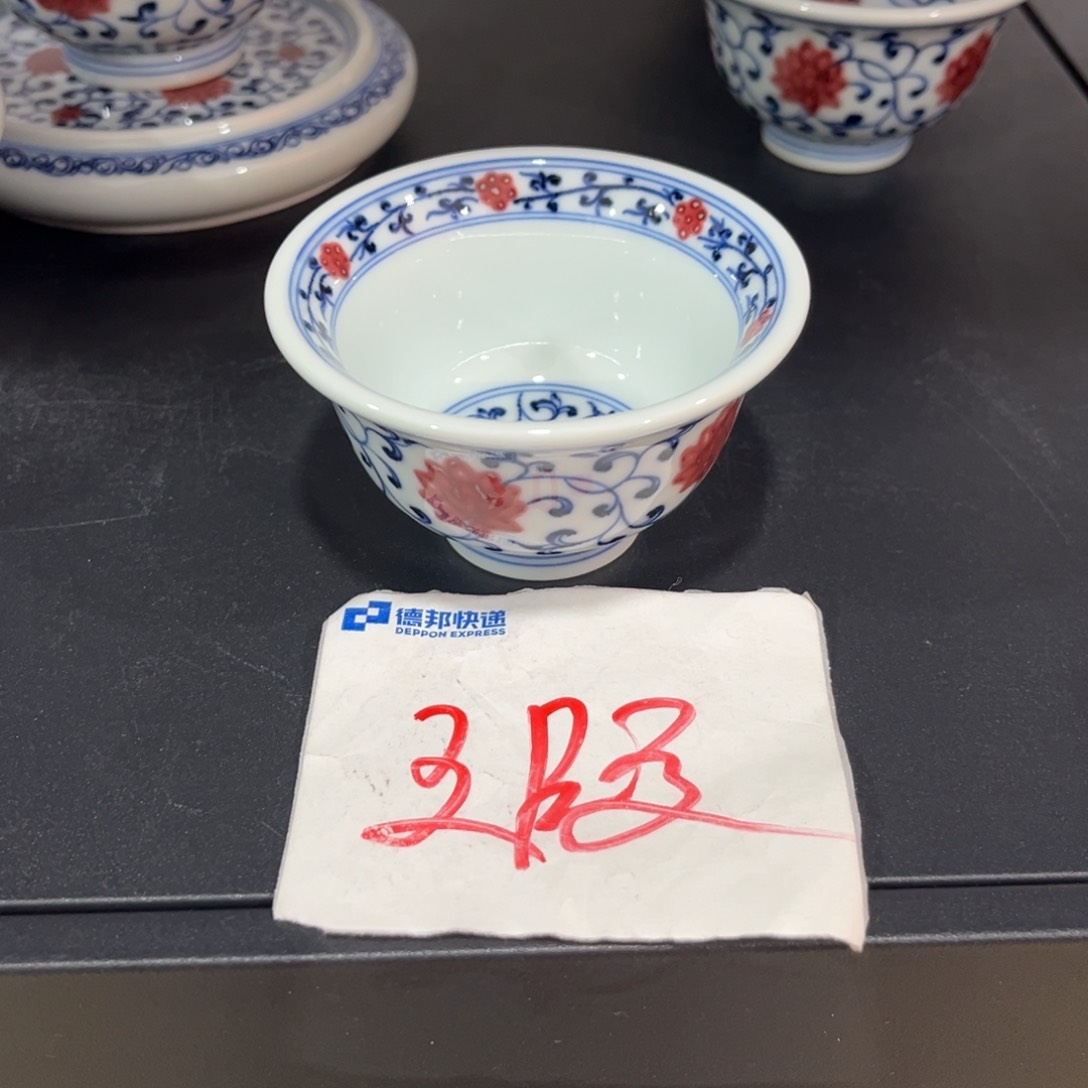 生*?青花釉里红缠枝莲小压手