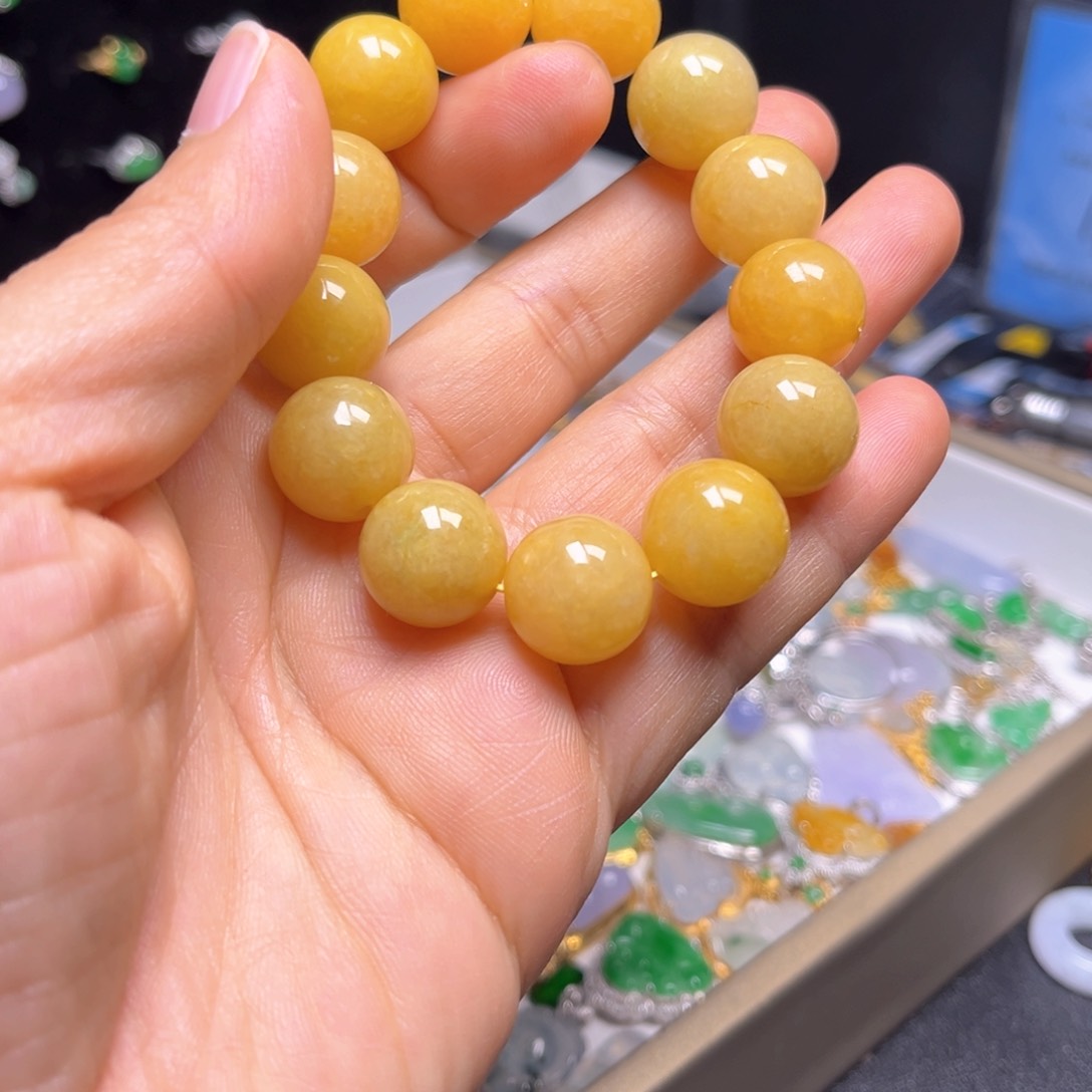 翡翠颈饰未镶嵌一天