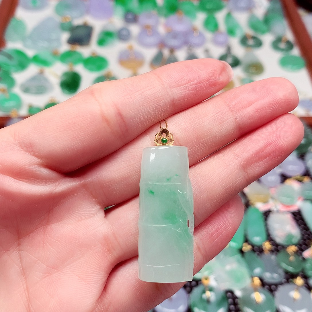 翡翠18K金镶嵌颈饰