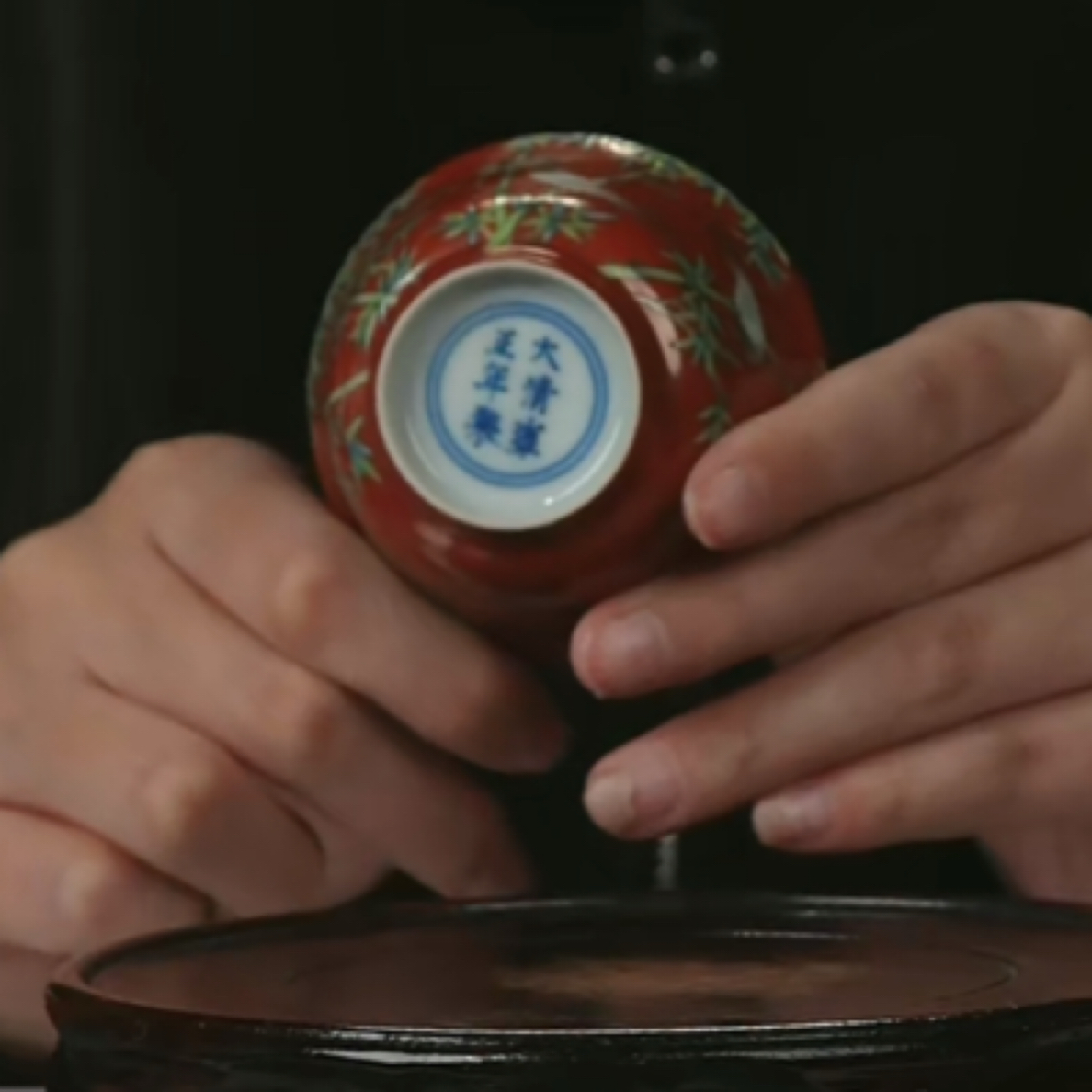 Y珊瑚红地粉彩竹鸟纹杯