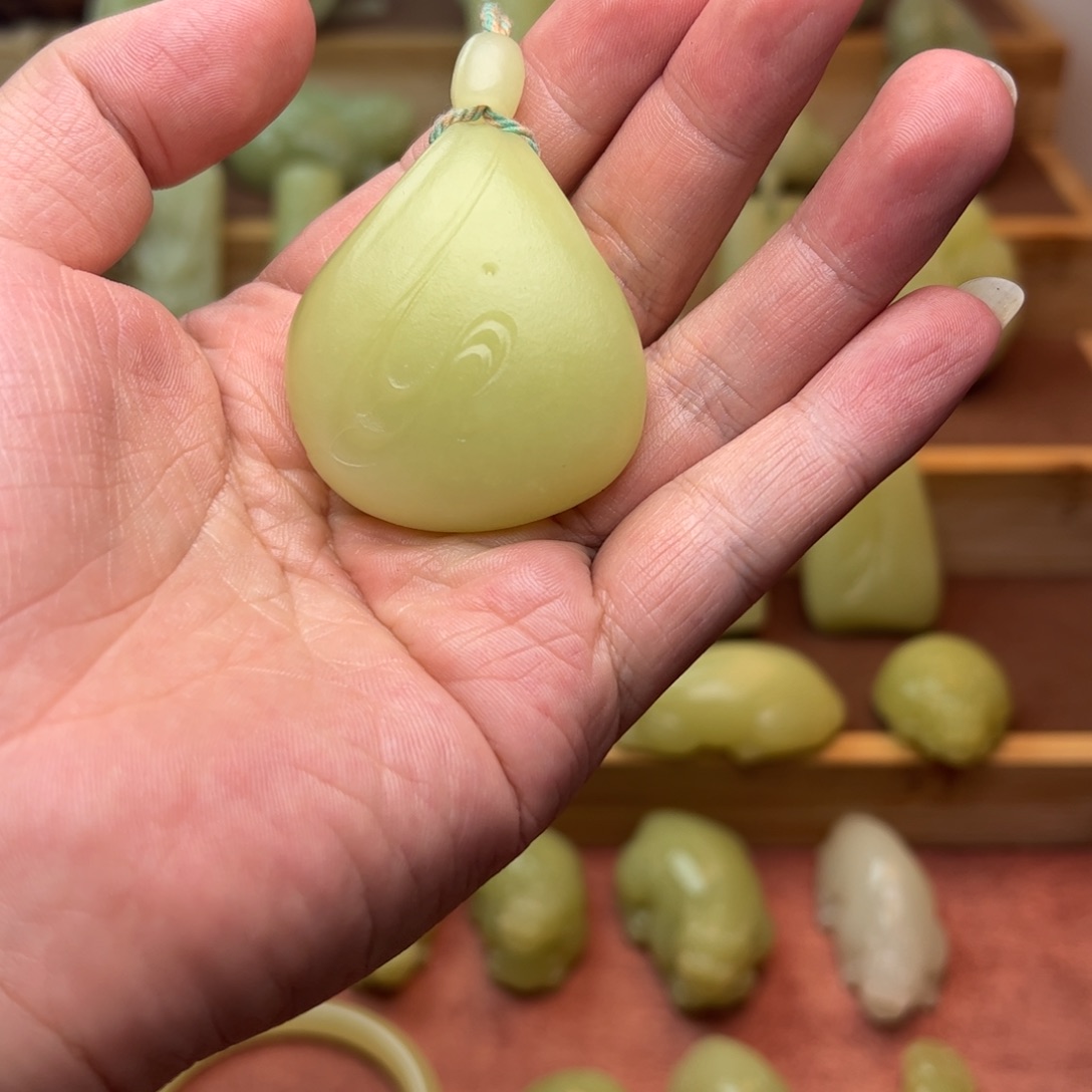 老***张和田玉（黄玉）未镶嵌颈饰