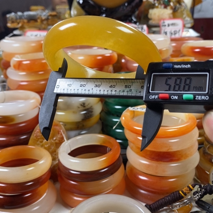 石英质玉（黄龙玉）颈饰合金