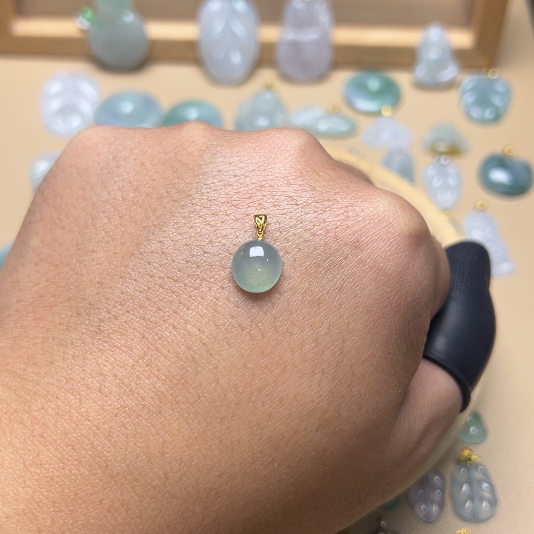 翡翠颈饰18K金镶嵌蛋面吊坠