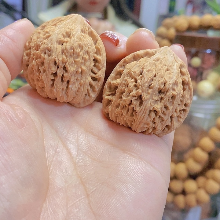 【闪购商品】文玩核桃把件37绣球尖黄