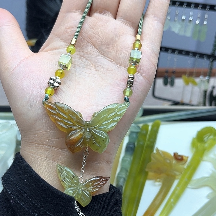 蛇纹石玉未镶嵌蝴蝶吊坠项链