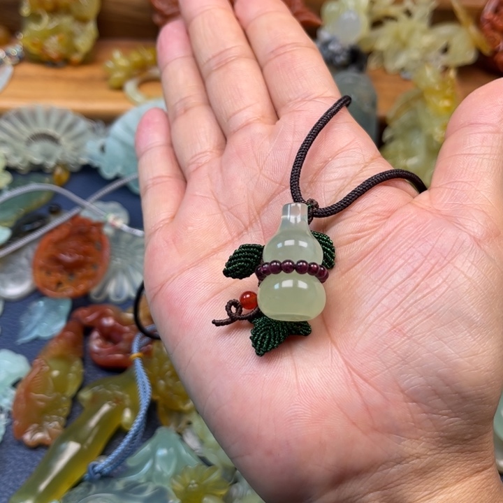 蛇纹石玉合金吊坠