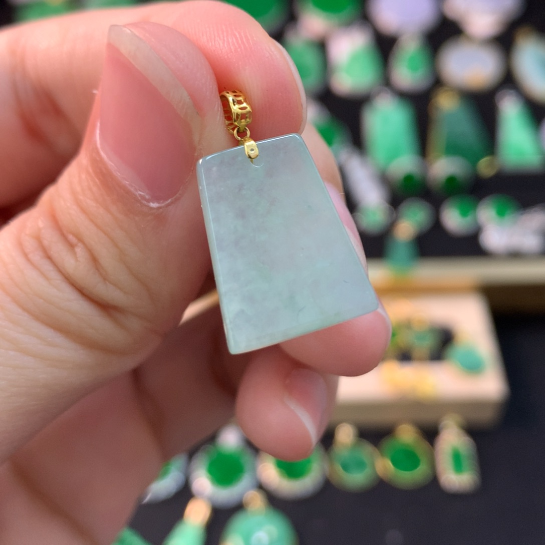 翡翠18K金镶嵌颈饰无事牌有纹裂