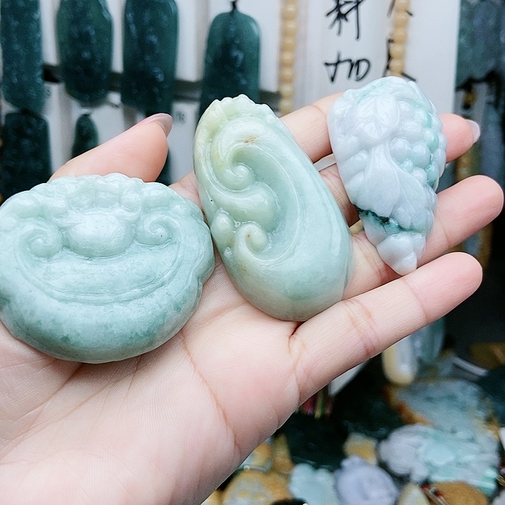 颈饰足铂镶嵌翡翠翡翠
