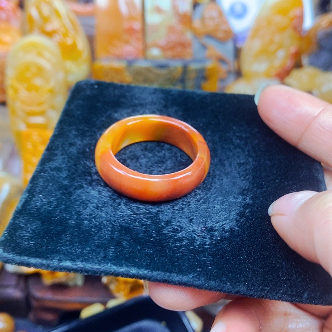 未镶嵌石英质玉（黄龙玉）颈饰