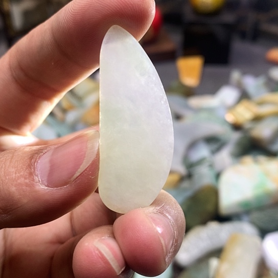 翡翠耳饰未镶嵌翡翠