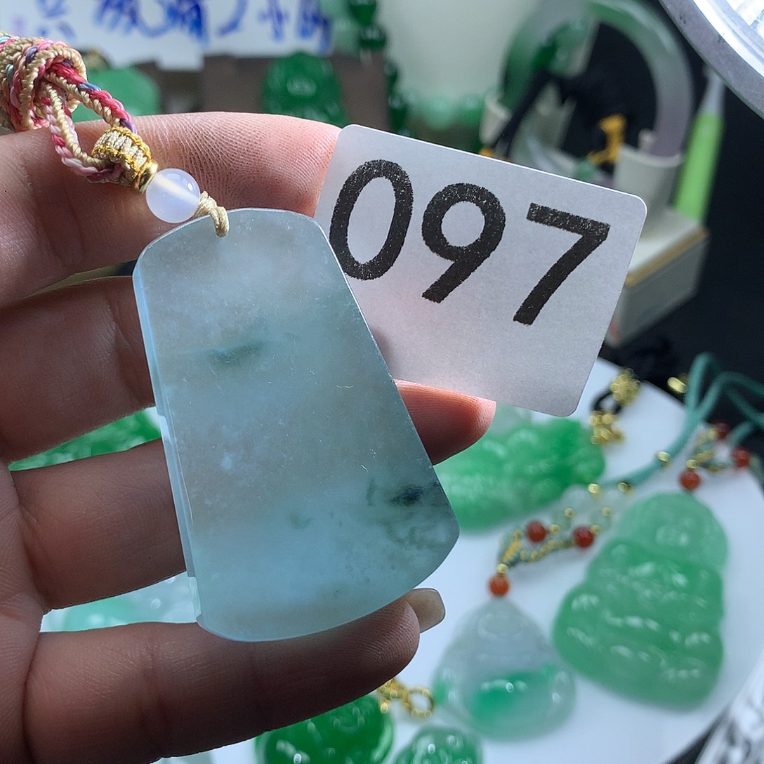 翡翠未镶嵌吊坠(赠链)