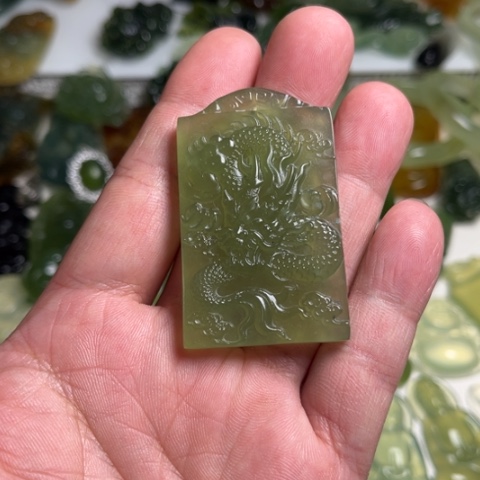 蛇纹石玉未镶嵌颈饰