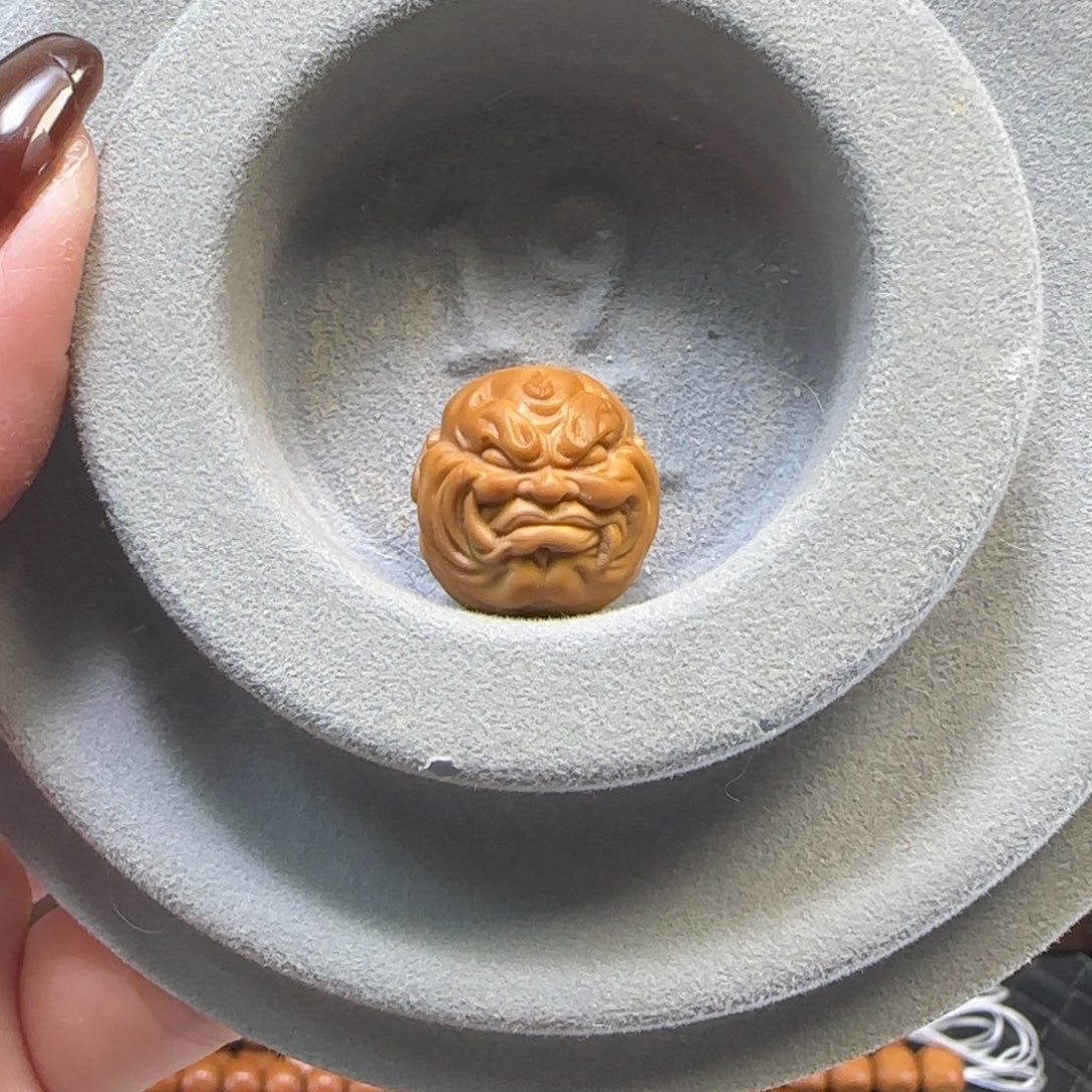 猴头核桃吊坠獠牙雕刻
