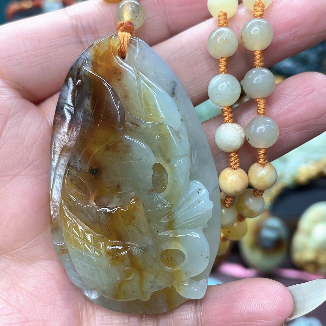 蛇纹石玉颈饰未镶嵌