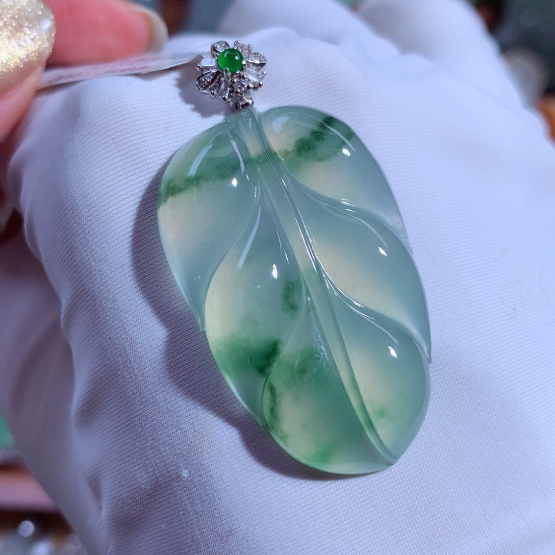 翡翠颈饰18K金镶嵌叶子