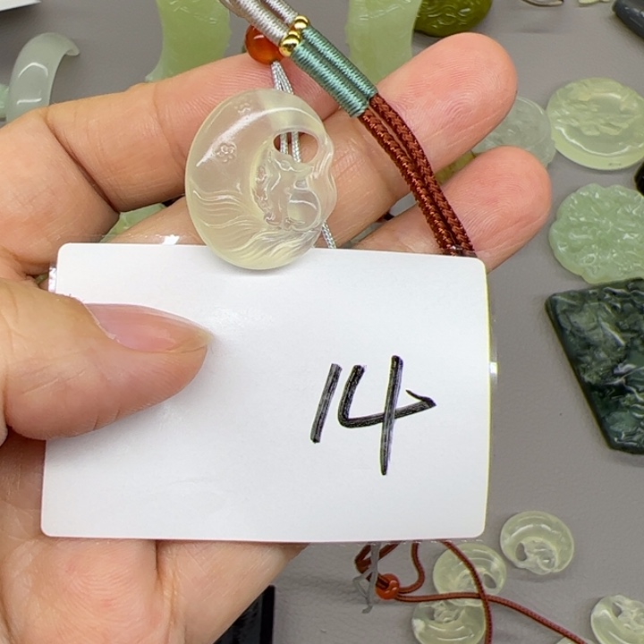 岫玉吊坠(不含链)未镶嵌七**?