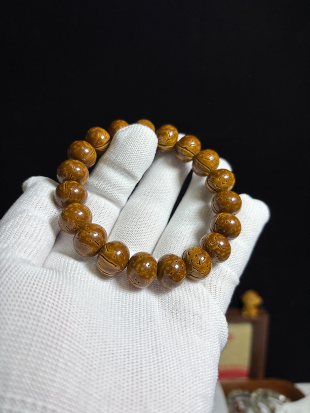 东北桃核手串高密高油光红魔手串，原皮原色。